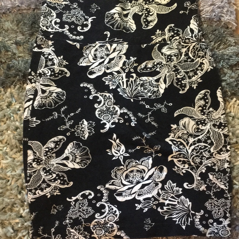 black and white design pencil skirt